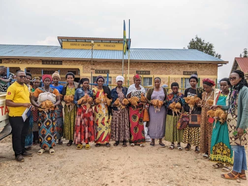 CARITAS DU DIOCÈSE DE KABGAYI A DISTRIBUÉ DES POULES DANS LE SECTEUR DE KABACUZI POUR LUTTER CONTRE LA MALNUTRITION CHEZ LES ENFANTS